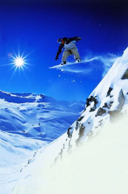 A snowboarder in Ast&uacute;n, in the Pyrenees in Arag&oacute;n.