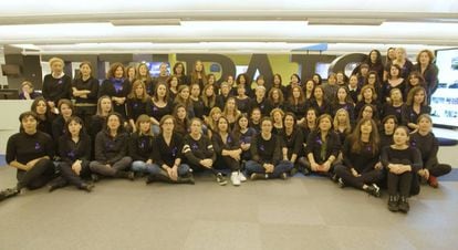 Female journalists in the EL PAÍS newsroom in Madrid, in a photo taken last week in support of the feminist march.