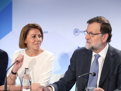 Former PP party secretary general María Dolores de Cospedal and ex-PM Mariano Rajoy in June 2018.