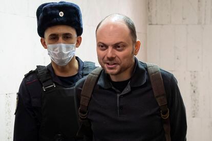 Russian opposition activist Vladimir Kara-Murza is escorted to a hearing in a court in Moscow, Russia, February 8, 2023.
