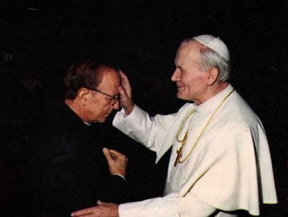 Father Marcial Maciel, who founded the Legion of Christ and the Regnum Christi movement, receives a blessing from Pope John Paul II.