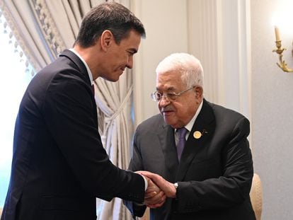 Spanish PM Pedro Sánchez with PNA president Mahmoud Abbas at the Cairo Summit for Peace on October 21, 2023.