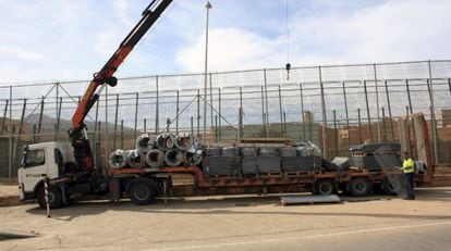 Civil Guard photograph of a truck and the new security elements being added to the fence in Melilla.
