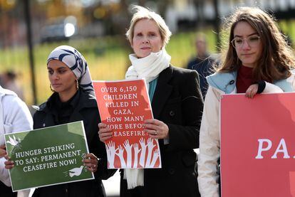 Actress Cynthia Nixon (c) announces a hunger strike to call for a ceasefire in Gaza, at the White House, November 27.