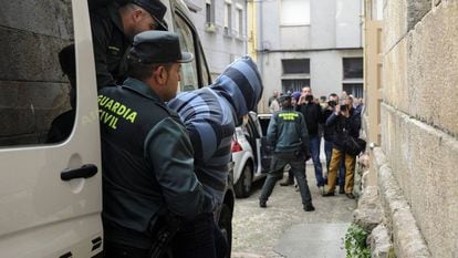 The Civil Guard with one of the suspects in the murder of the priest from Vilanova.