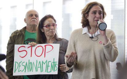 Ada Colau, right, spokeswoman for PAH speaks at a demonstration in front of the Barcelona courthouse on Tuesday.