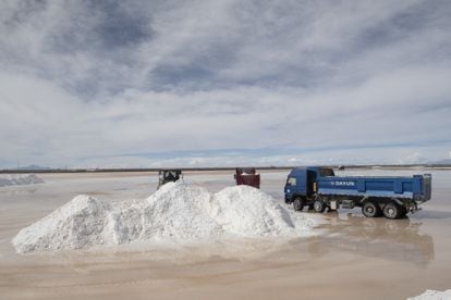 Los trabajadores cargan sal en camiones dentro de una planta de producción de litio de propiedad estatal en el Salar de Uyuni en Potosí, Bolivia.