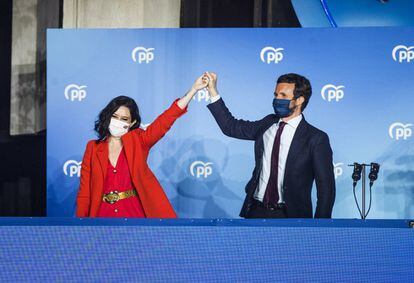 Isabel Díaz Ayuso celebrates her election win with PP leader Pablo Casado.