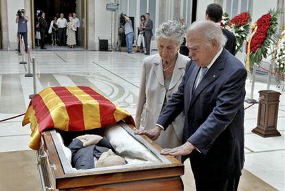 Former Catalan premier Jordi Pujol, accompanied by his wife, Marta Ferrusola, stands before the coffin of Heribert Barrera.
