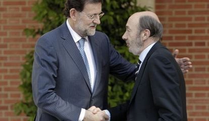 Prime Minister Mariano Rajoy (l) and Alfredo P&eacute;rez Rubalcaba.