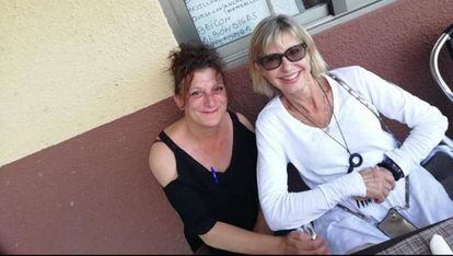 Olivia Newton John with a fan at an outdoor bar in Ribeira Sacra.