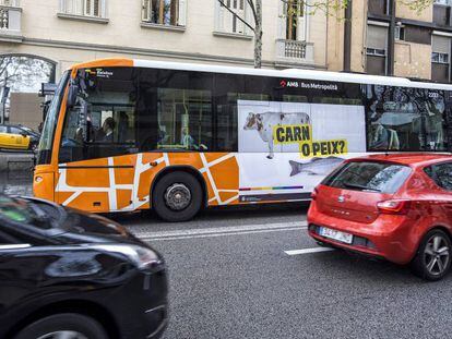 A Sant Boi bus spreads its anti-homophobic message.