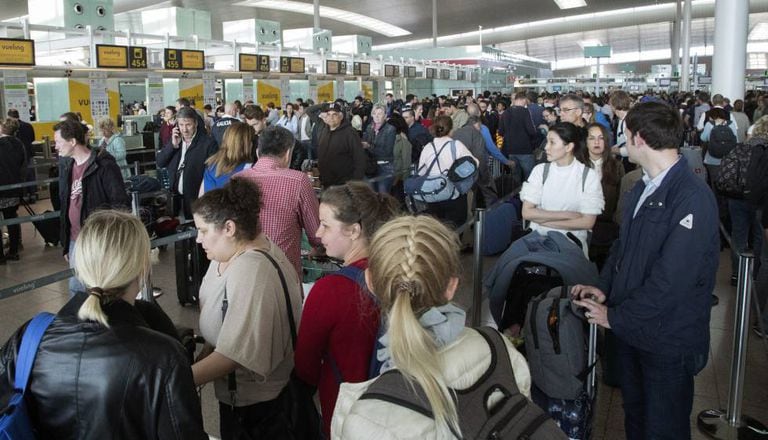 Colas en el control de pasaportes del Prat.