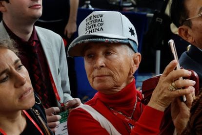 A woman this Thursday at the CPAC wears a cap that alludes to the idea of China as another State of the American federation.