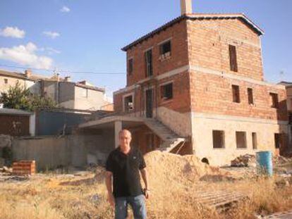 The mayor of Olmeda de la Cuesta (Cuenca), José Luis Regacho, in front of one of the plots that was recently auctioned off.
