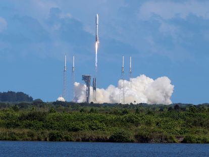 A United Launch Alliance Atlas V rocket lifts off carrying Amazon's two prototype relay stations for a space-based internet service in Cape Canaveral, Florida, U.S., October 6, 2023.