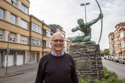 André du Bus, municipal councilor of Etterbeek and one of the report's rapporteurs, in front of the 'Archery with Bow' sculpture.