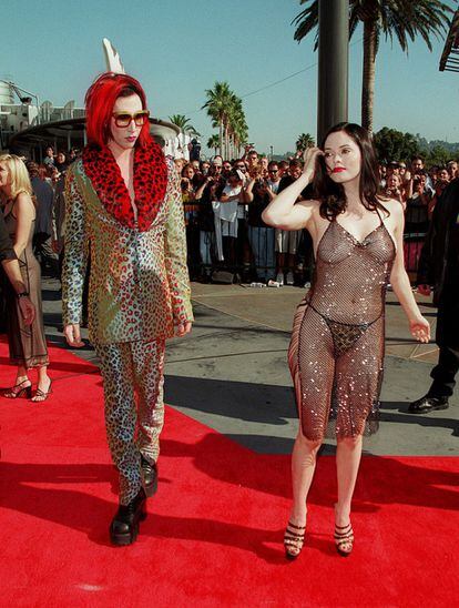 The celebrities of the 1990s embraced the trend of naked dressing and turned into a kind of protofeminist statement, one that said: “This is my body and I do with what I want with it.” But they did so while maintaining a sense of spectacle. In this image, we see actress Rose McGowan arriving at the 1998 MTV Video Music Awards, accompanied by her partner at the time, singer Marilyn Manson. Years later, McGowan would be one of the most vocal figures of the #MeToo movement against sexual harassment.
