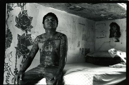 ‘Untitled’ (1995), from the series ‘Internos’ (Inmates), is one of the most powerful images in ‘Latin Fire.’