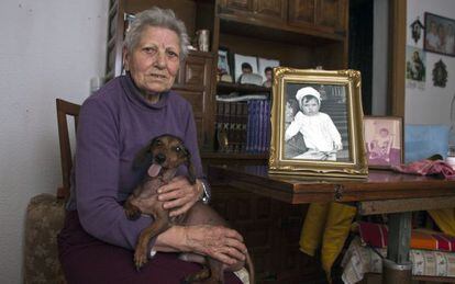 In&eacute;s P&eacute;rez at home in Almer&iacute;a with a photograph of her adopted daughter.
 