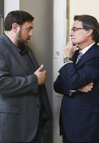 ERC leader Oriol Junquera (l) converses with Catalan premier Artur Mas.