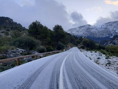 A snow-covered section of the MA-10 road on the island of Mallorca was cut off to traffic on Wednesday.