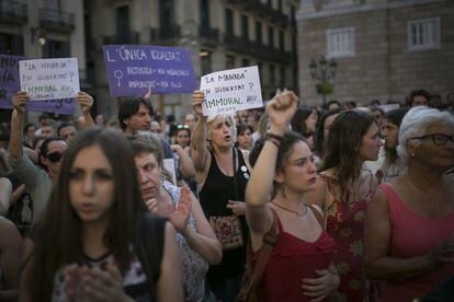 “La Manada freed? Immoral” reads this sign at the Barcelona protest.