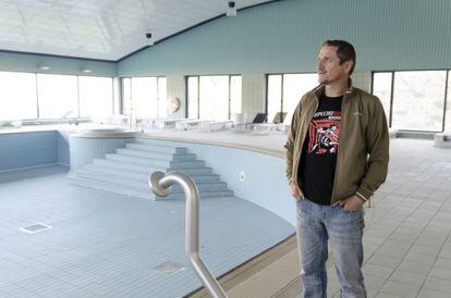 Carlos Luna, a miner from Ariño, in the shuttered spa in his town.
