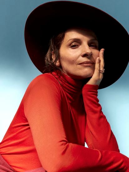 The 58-year-old French actress has an Oscar, a Bafta and a César. In this image, she is wearing a Max Mara jersey, an Alberto Ferretti hat and Cartier rings.