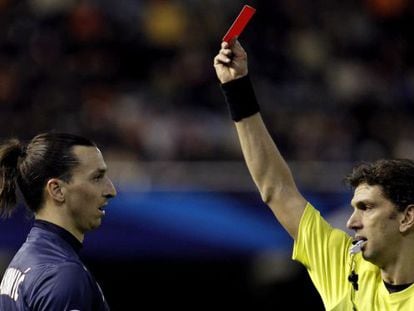 Italian referee Paolo Tagliavento gives Zlatan Ibrahimovic his marching orders in Mestalla. 