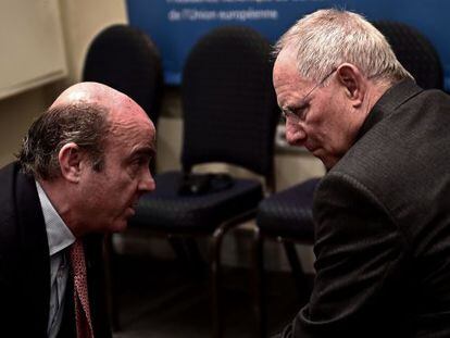 Guindos habla con el ministro alem&aacute;n Wolfgang Sch&auml;uble, al inicio del Eurogrupo celebrado en Atenas.