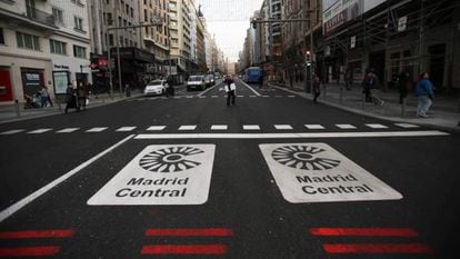 Signs denoting the Madrid Central zone at Plaza de España.