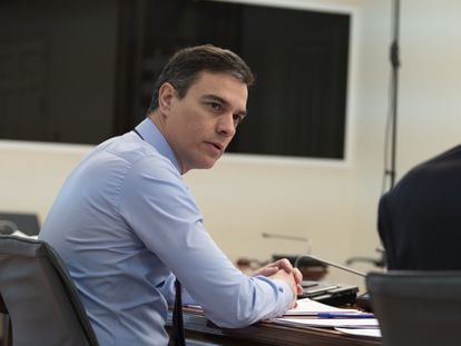 Prime Minister Pedro Sánchez (l) talks to Health Minister Salvador Illa during a video conference with regional leaders.