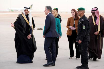 U.S. Secretary of State Antony Blinken (middle) received by King Khalid upon his arrival in Riyadh, capital of Saudi Arabia, this Monday.