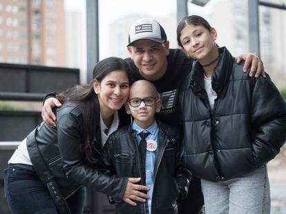 Mathías, seven years old, accompanied by his mother, Yessenia Chacón; his father, Wiston Rivas, and his sister, Paola.