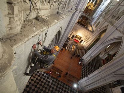 Un operario instala un 'fisurómetro' en la catedral de Palencia.