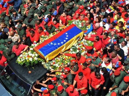 View of the hearse carrying the coffin of Venezuelan President Hugo Ch&aacute;vez while leaving Caracas&#039; Military Hospital. 