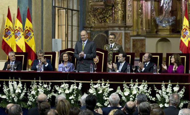 King Juan Carlos waves at the closing ceremony of the Constitution celebrations in Cádiz.