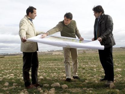 Madrid regional premier Ignacio González (center) studies a map on the proposed site of Eurovegas, to the west of the capital.