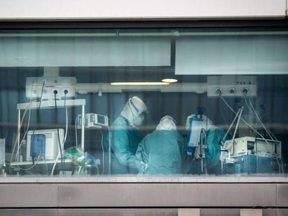 Healthcare workers in the intensive care unit of La Paz Hospital in Madrid.