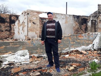 Volodímir Stekhun, in front of his bombed house in Sukachi (Ukraine).