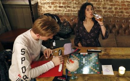 A couple plays Scrabble in a London pub.