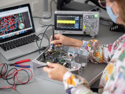 A lab worker at Q.ANT – a German technology company – shows a test measurement using a quantum sensor.