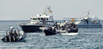 Spanish Civil Guard and Gibraltarian boats in the Bay of Algeciras in August 2013.