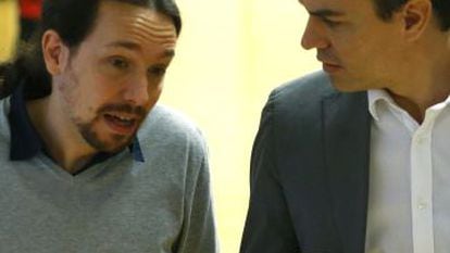 Pablo Iglesias and Pedro Sánchez last February in Congress.