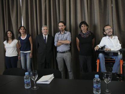 Pablo Iglesias (c) flanked by other Podemos Eurodeputies.