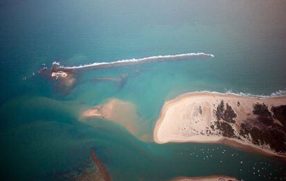 Some areas of the Guadalquivir estuary can only be accessed or monitored from the air. In the photograph, the Sancti Petri sandbank, close to San Fernando, in Cádiz.
