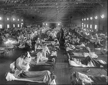 A field hospital for flu patients in Kansas, in the United States, in 1918.