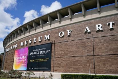 Facade of the Orlando Museum of Art, with the promotional poster of the exhibition dedicated to Basquiat, on June 2.