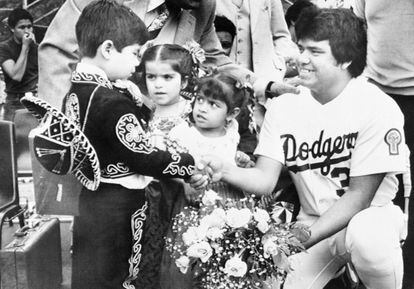 Fernando Valenzuela receives flowers from a young fan in Los Angeles, 1981.